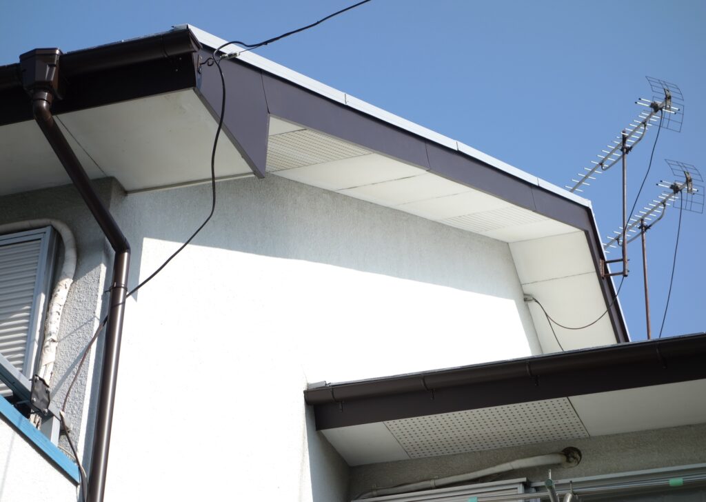 「屋根が壊れている」「屋根の板金が浮いている」などは点検商法の可能性がある｜警察の注意喚起など紹介